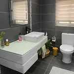 Stylish 2-bedroom In Scenic *