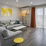 Stylish 2-bedroom In Scenic Appartement *