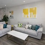 Stylish 2-bedroom In Scenic 마르사실로크