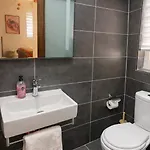 Stylish 2-bedroom In Scenic * 마르사실로크