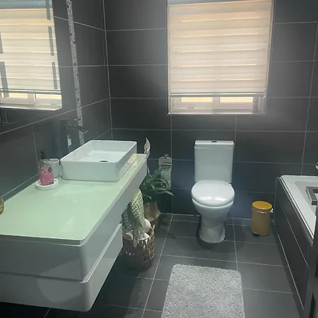 Stylish 2-bedroom In Scenic *