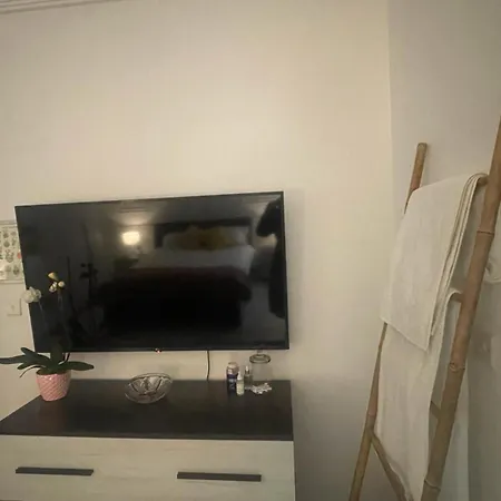 Stylish 2-bedroom In Scenic Apartment *