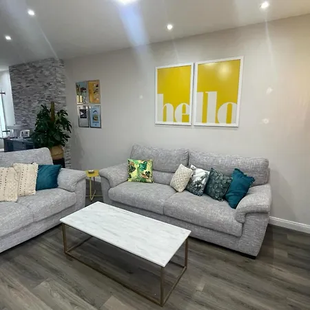Stylish 2-bedroom In Scenic Апартаменты
