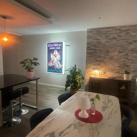 Stylish 2-bedroom In Scenic Apartment