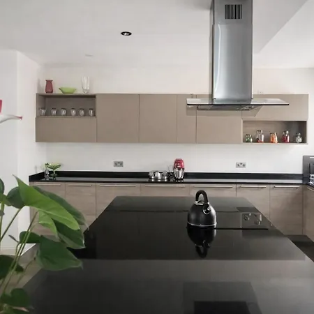 Stylish 2-bedroom In Scenic *