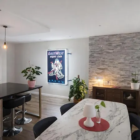 Stylish 2-bedroom In Scenic Appartement *