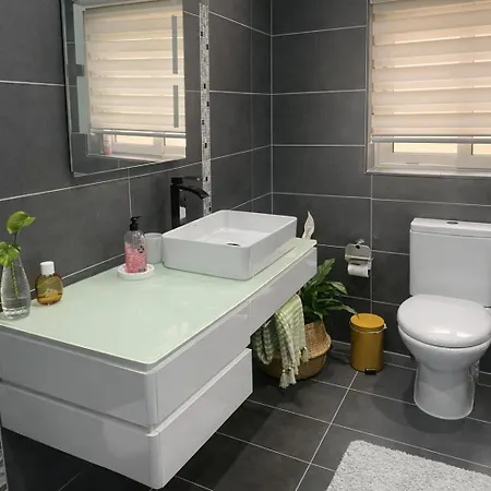 Stylish 2-bedroom In Scenic *