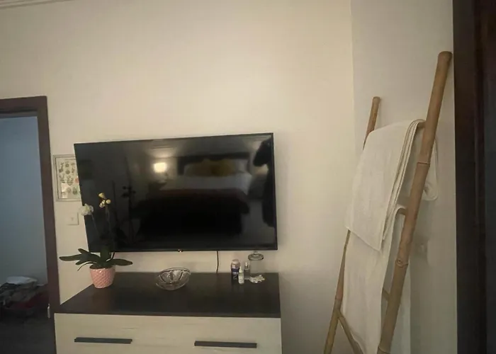 Stylish 2-bedroom In Scenic Apartment *