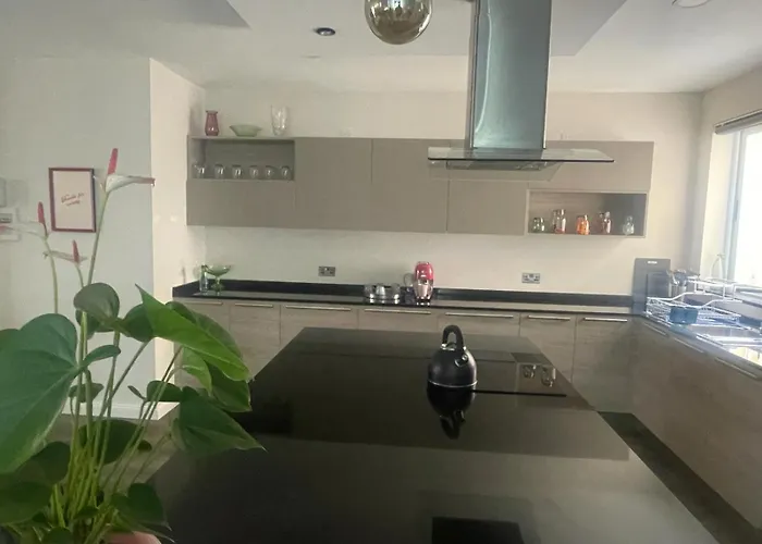 Stylish 2-bedroom In Scenic