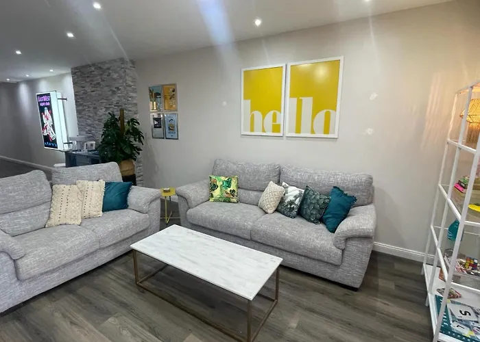 Stylish 2-bedroom In Scenic Апартаменты