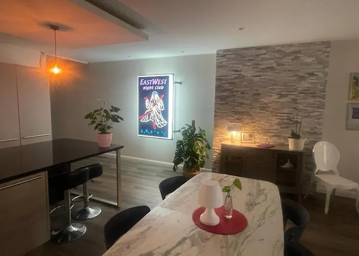 Stylish 2-bedroom In Scenic Апартаменты