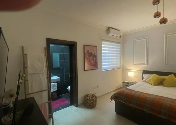 Stylish 2-bedroom In Scenic Apartment *