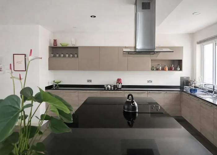 Stylish 2-bedroom In Scenic *