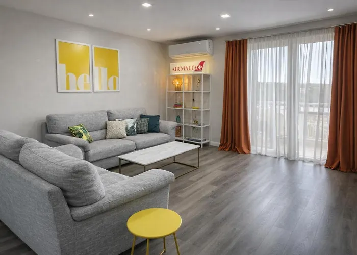 Stylish 2-bedroom In Scenic Apartment *