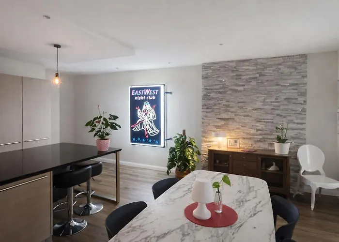 Stylish 2-bedroom In Scenic Апартаменты *